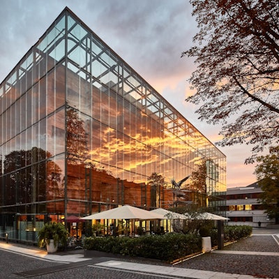 Blick auf das LVR Landesmuseum Bonn mit seiner Glasfassade.