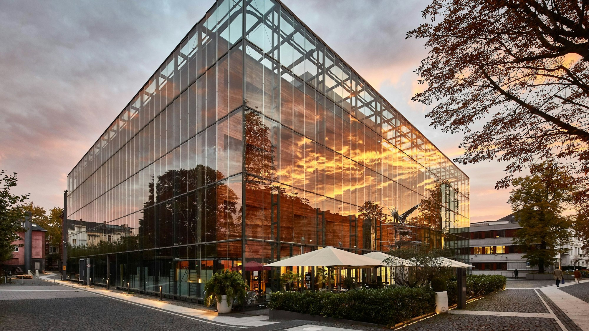 Blick auf das LVR Landesmuseum Bonn mit seiner Glasfassade.