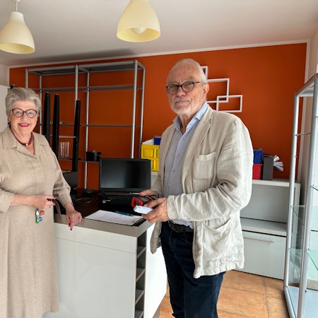 Ein Mann und eine Frau stehen in einem Laden.