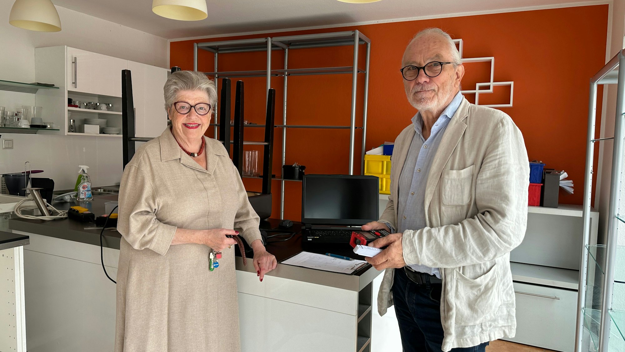 Ein Mann und eine Frau stehen in einem Laden.