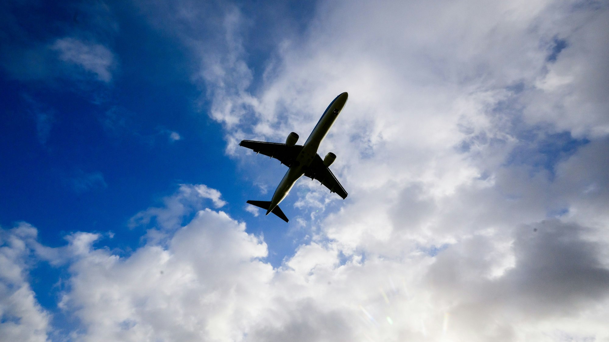 ARCHIV - 17.02.2022, Niedersachsen, Hannover: Ein Flugzeug landet während Orkantief Ylenia auf dem Flughafen Hannover. (zu dpa: «Ampel-Regierung macht nur wenige Auslandsreisen mit Linienflügen») Foto: Julian Stratenschulte/dpa +++ dpa-Bildfunk +++