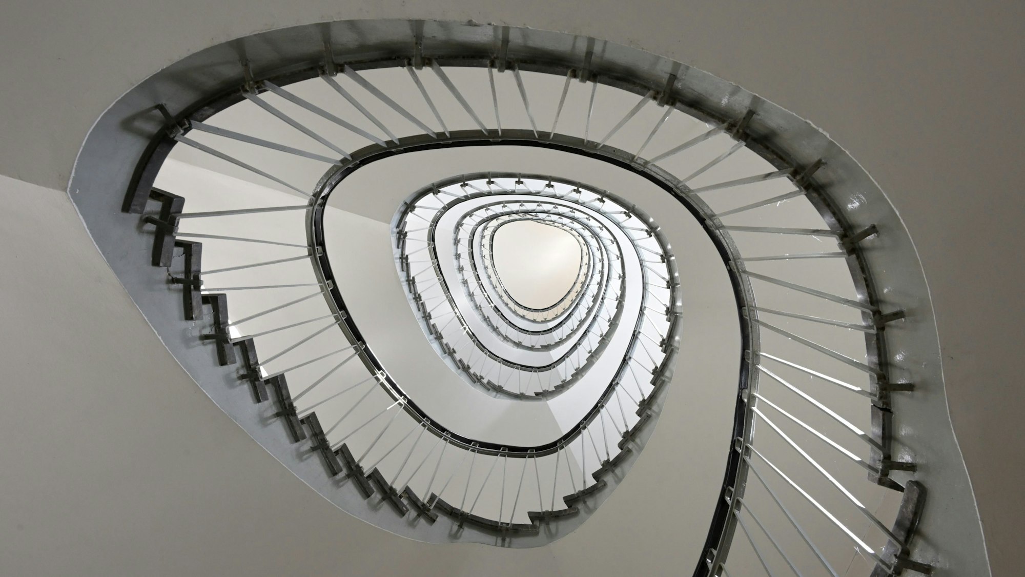 Ein sich spiralförmig nach oben windendes Treppenhaus.