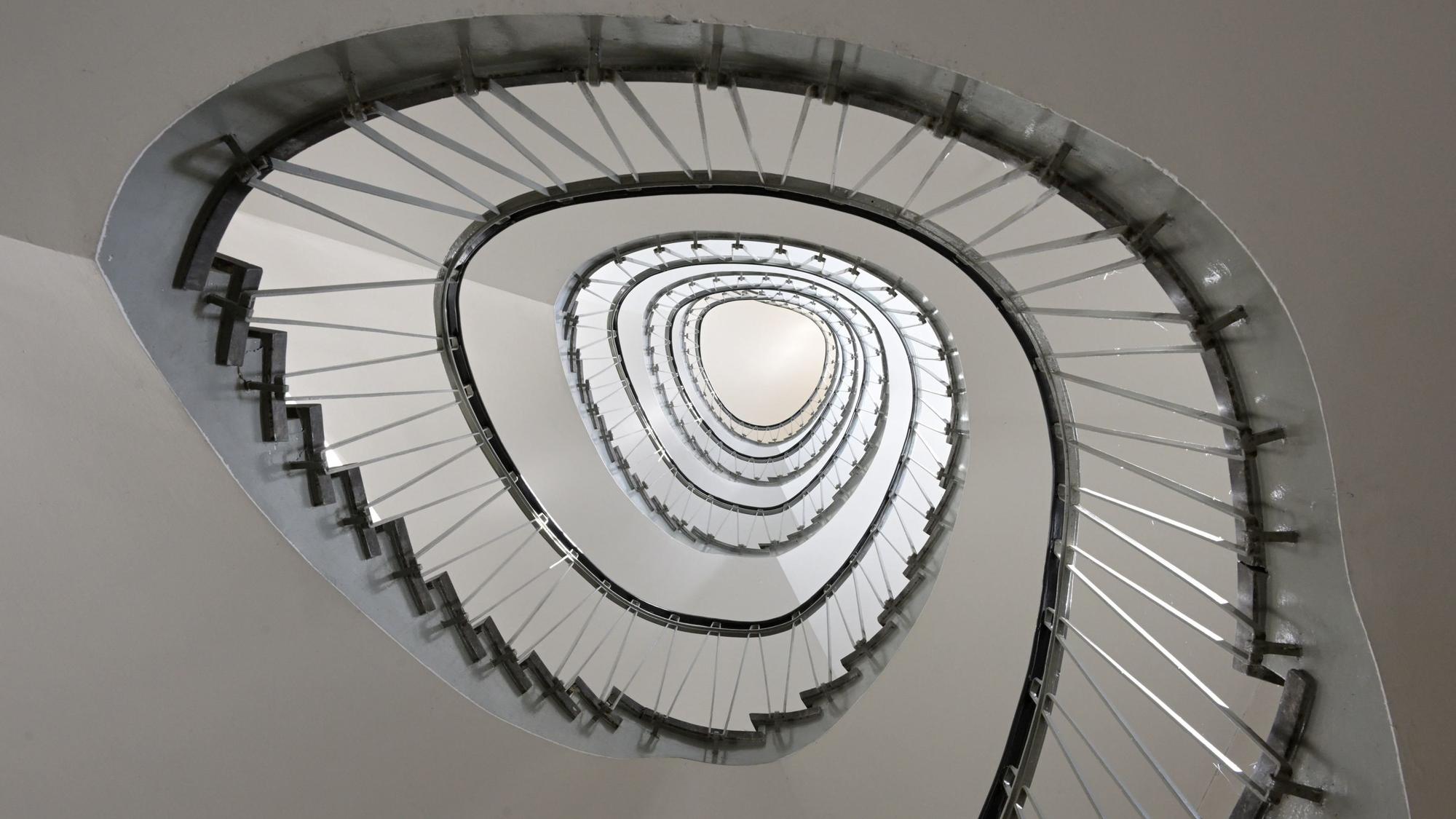 Das Treppenhaus ist von unten nach oben fotografiert.
