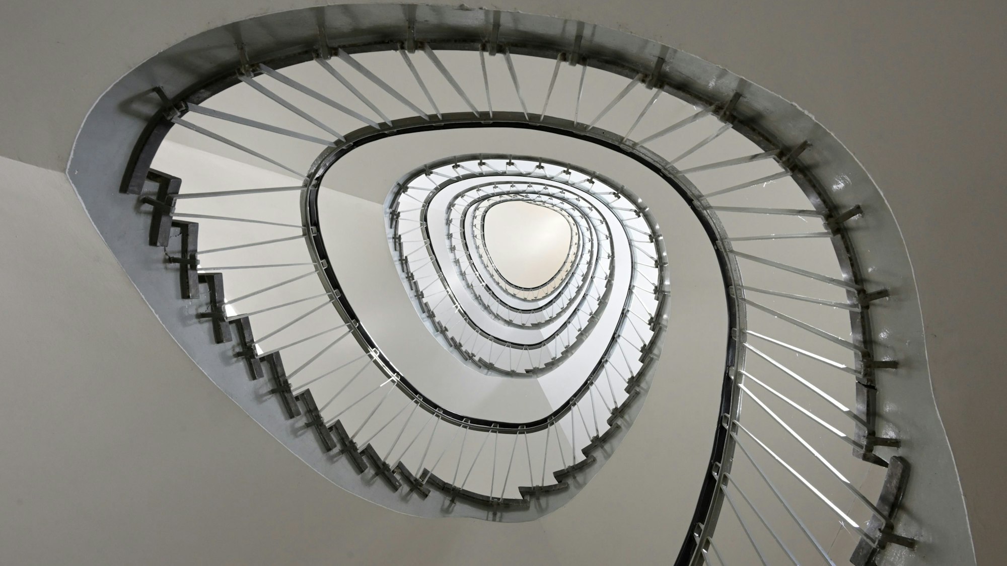 Ein Treppenhaus windet sich wie ein Schneckenhaus nach oben.