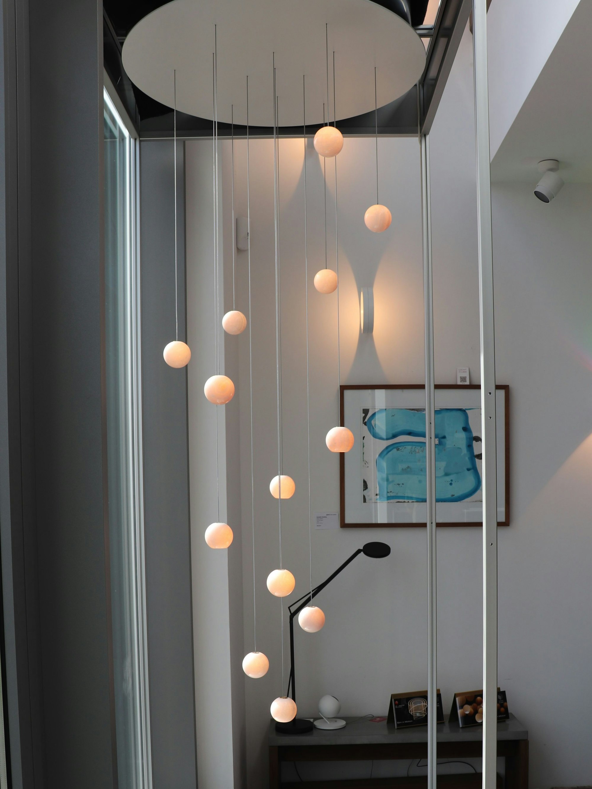 Die Designlampe mit den Marmorkugeln „Stone in Motion“