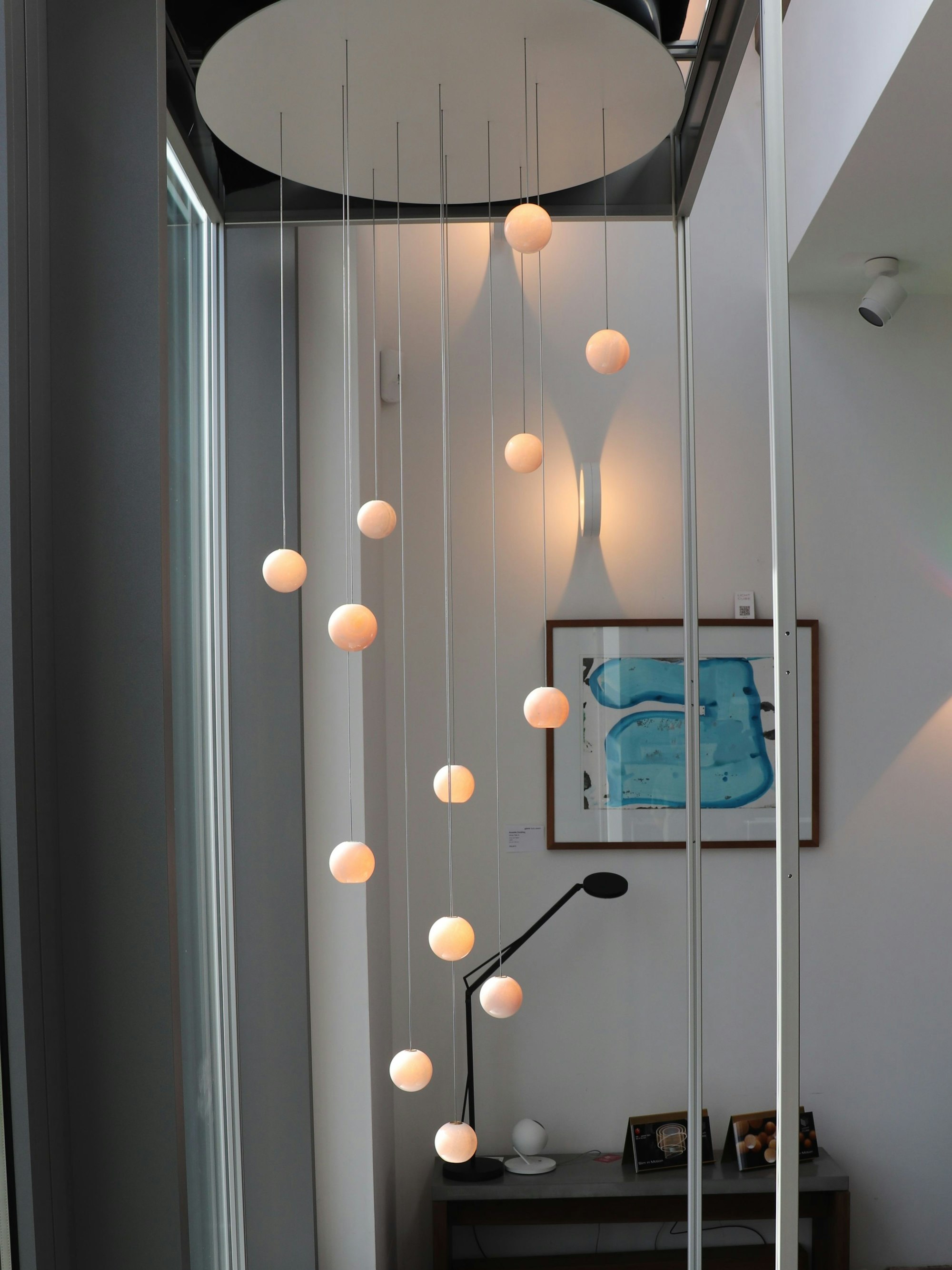 Die Designlampe mit den Marmorkugeln „Stone in Motion“