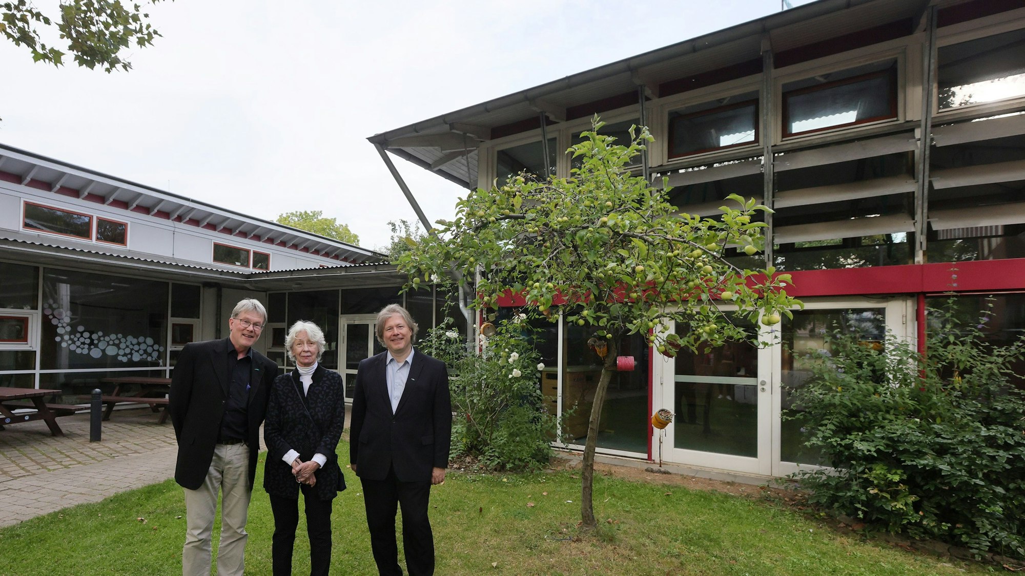 Johannes Krane-Erdmann, Hedwig Neven Dumont, Prof. Stephan Bender (von links) vor dem Eingang zum Schulgebäude der Villa Kunterbunt.