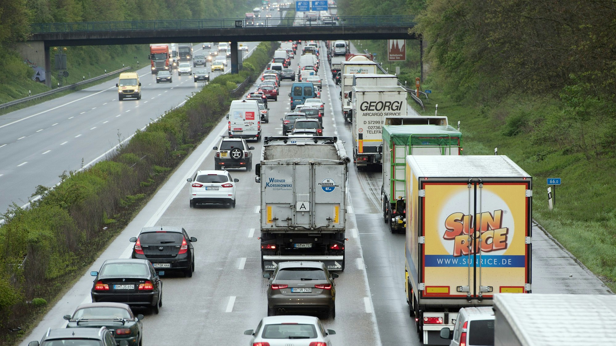 Fahrzeuge stauen sich auf der A4. (Symbolbild)