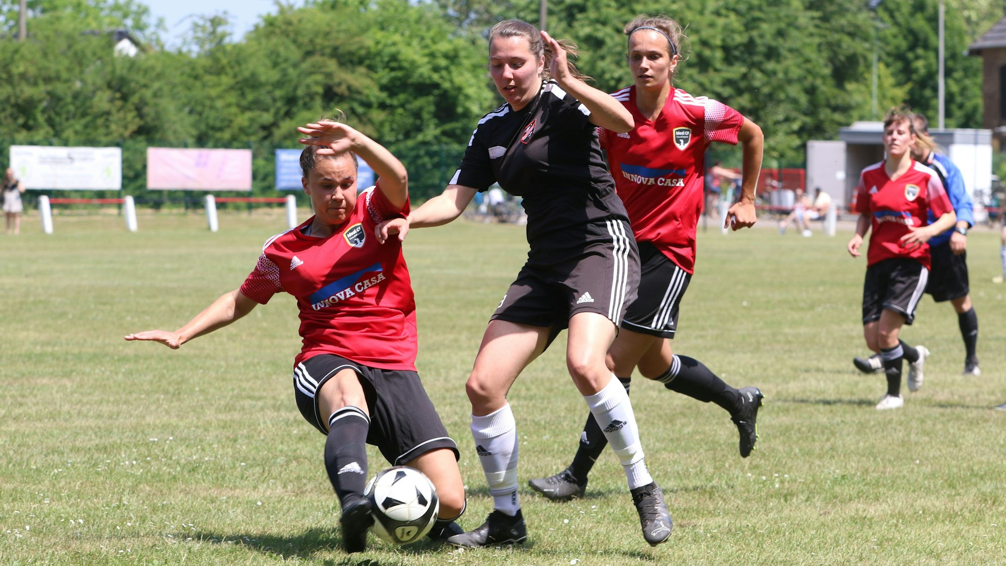 Spielerinen von Füssenich-Geich und Casa de Espana beim Kampf um den Ball.