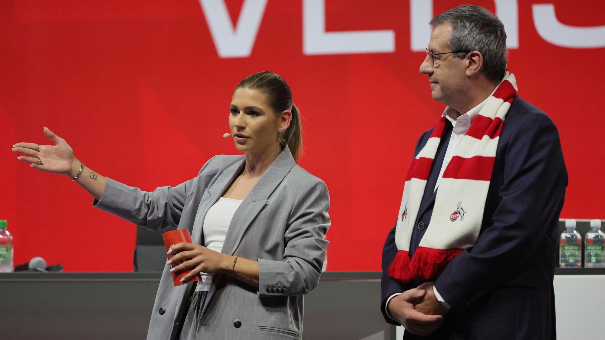 Moderatorin Jana Wosnitza und FC-Präsident Werner Wolf, der am Mittwochabend als Sitzungsleiter fungierte.
