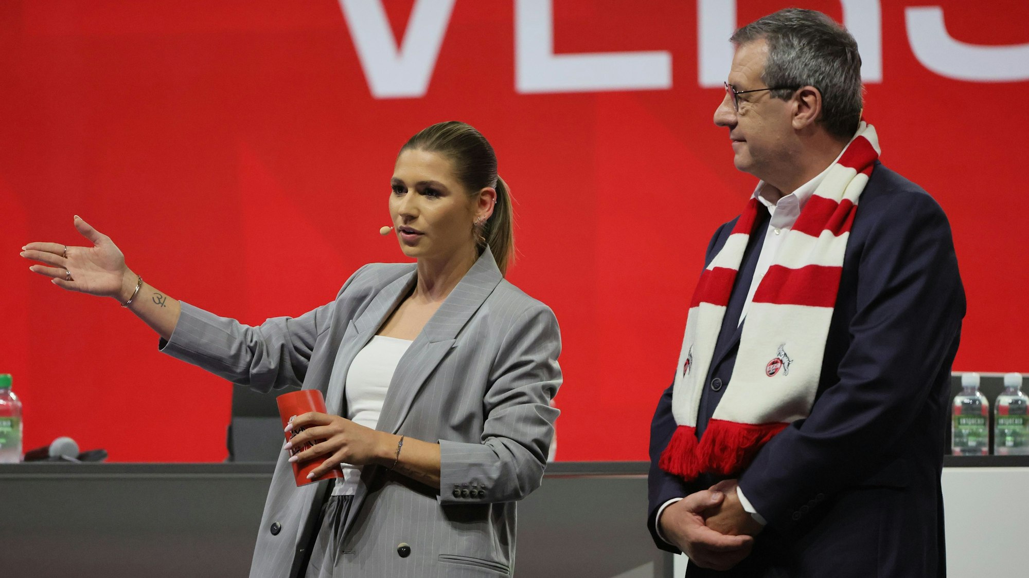 Moderatorin Jana Wosnitza und FC-Präsident Werner Wolf, der am Mittwochabend als Sitzungsleiter fungierte.