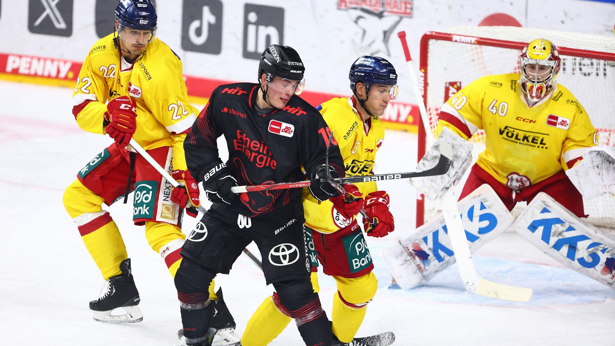 Kölns Justin Schütz Koeln im Zweikampf mit Alec McCrea von der DEG.