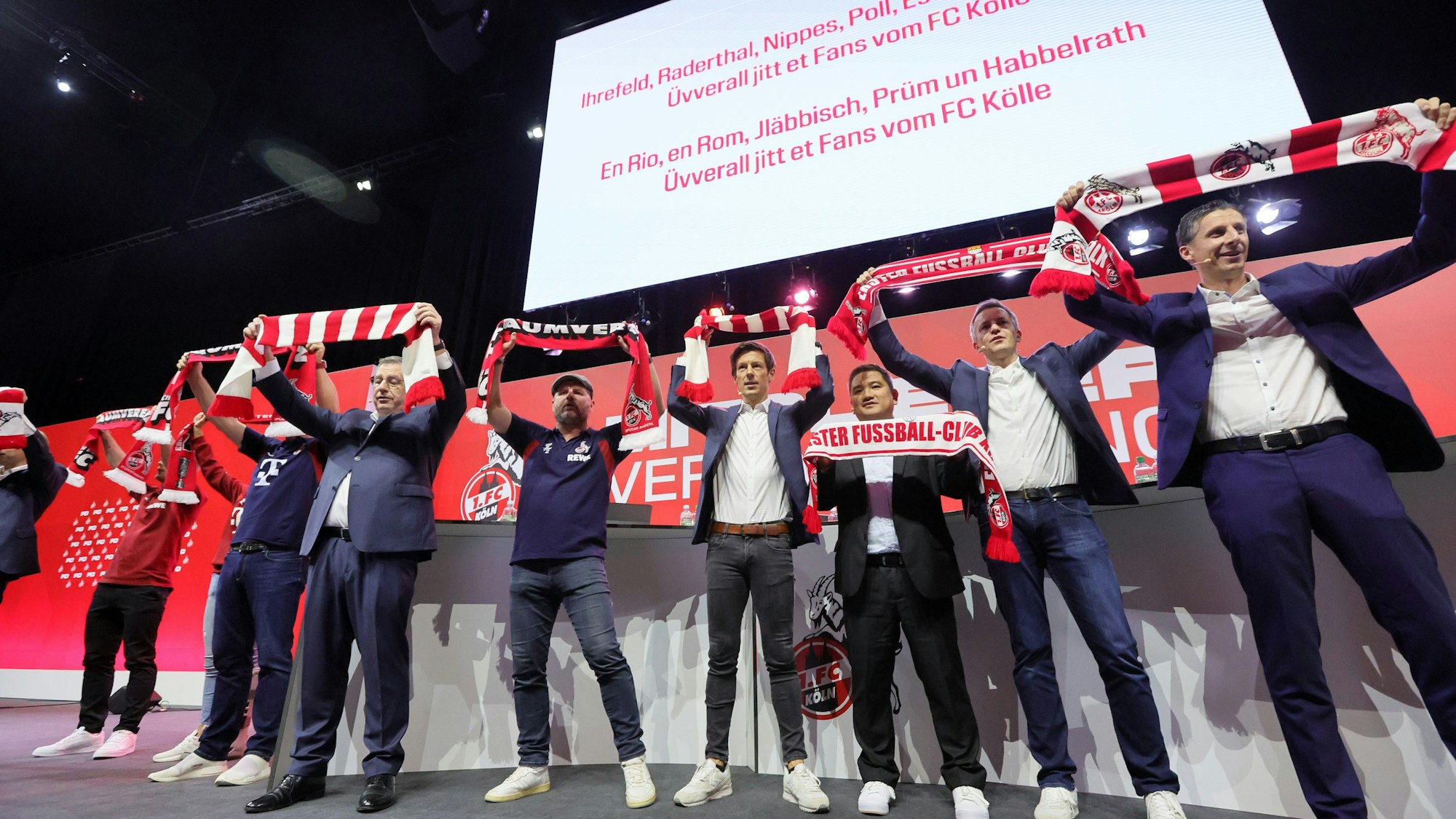 Die FC-Verantwortlichen während der Hymne.