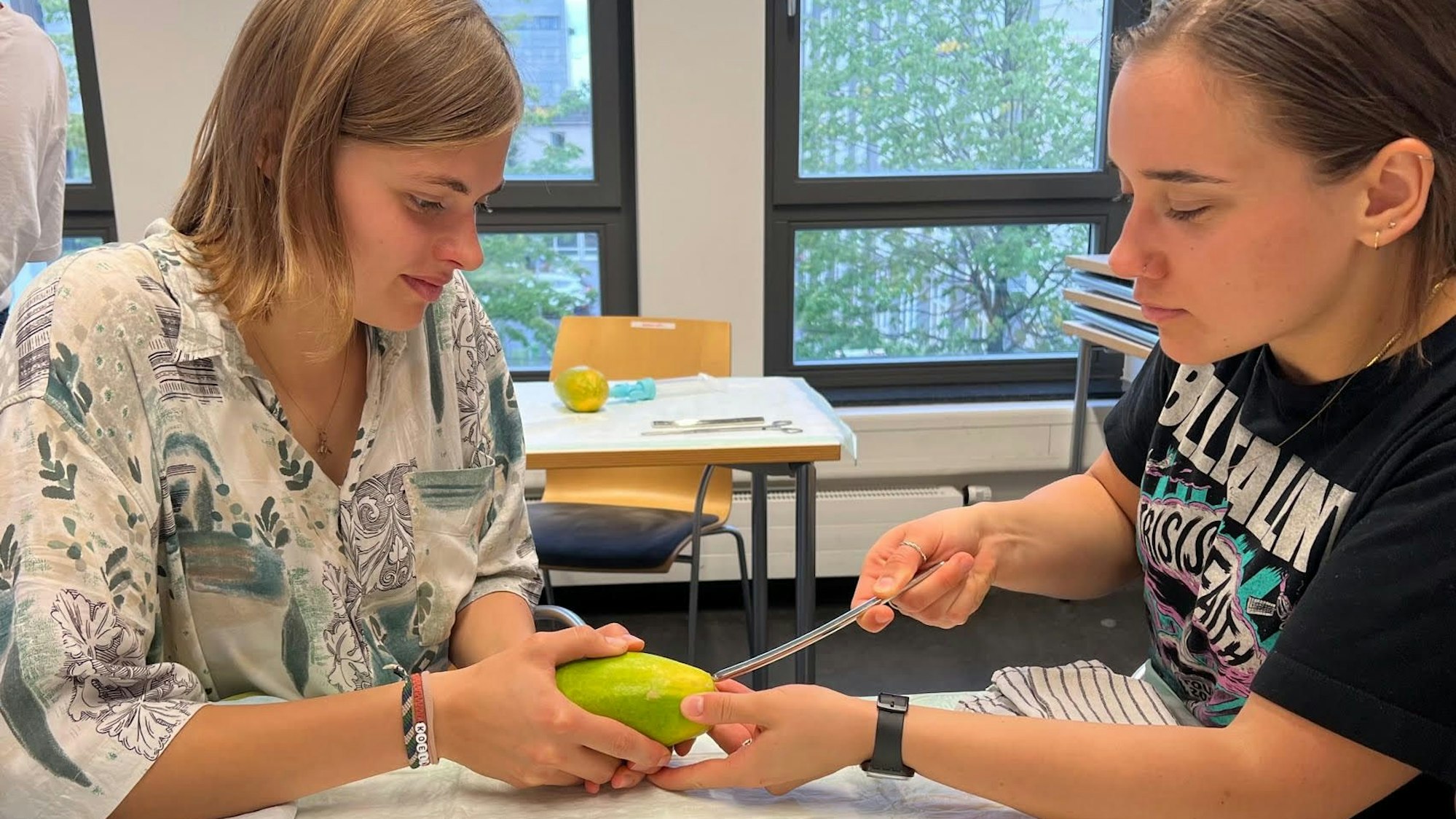 Julia und Patricia üben den operativen Schwangerschaftsabbruch.