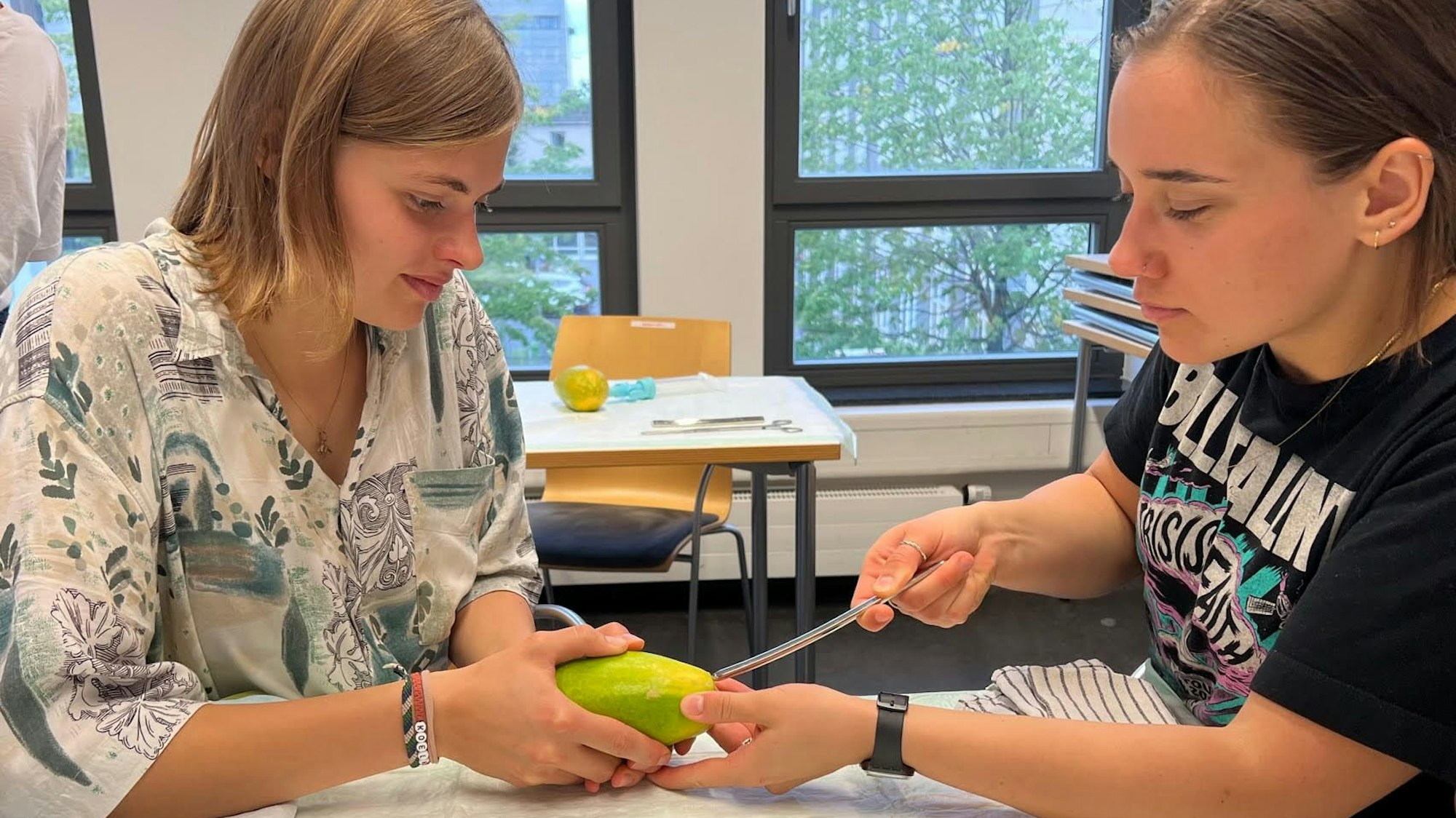 Julia und Patricia üben den operativen Schwangerschaftsabbruch.