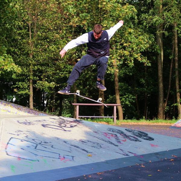 Jan Hochgürtel zeigt auf einer Skate-Anlage in Euskirchen Tricks mit dem Skateboard. Hier springt er hoch und lässt das Board unter seinen Füßen in der Luft rotieren.