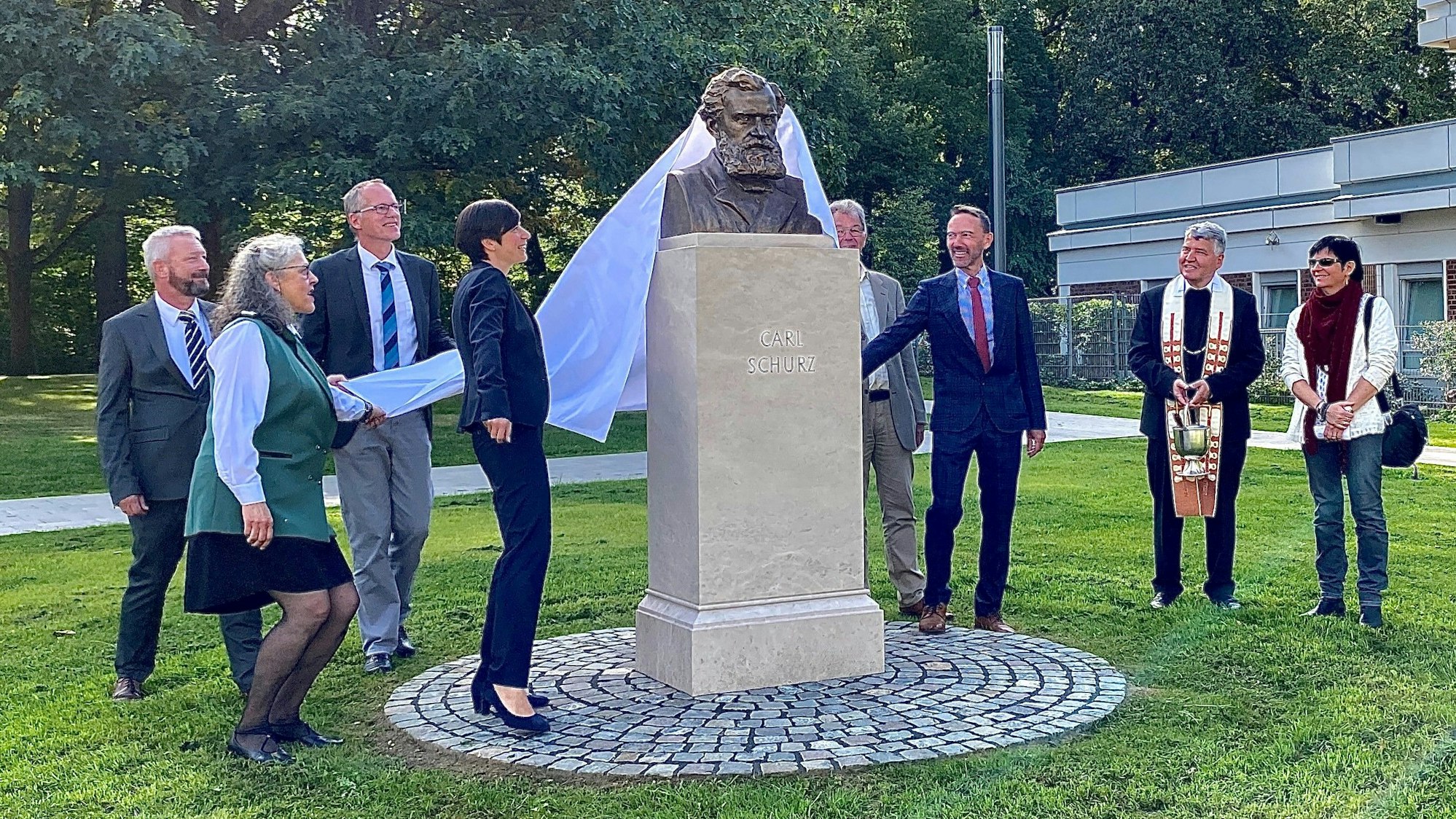 Das Bild zeigt die Zeremonie der Enthüllung auf dem Carl-Schurz-Platz.