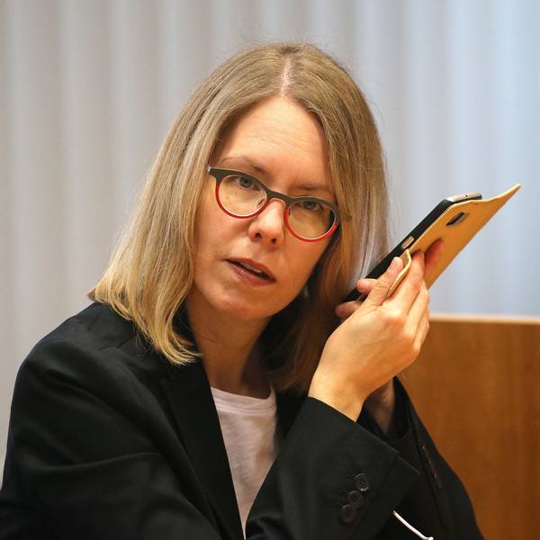 ARCHIV - 18.03.2020, Nordrhein-Westfalen, Bonn: Anne Brorhilker, Oberstaatsanwältin, hört am Rande eines Prozesses um Cum-Ex-Deals im Landgericht in ihr Smartphone. (zu dpa «Cum-Ex-Ermittlungen: Hauptabteilung wird aufgeteilt - Vorwürfe») Foto: Oliver Berg/dpa +++ dpa-Bildfunk +++
