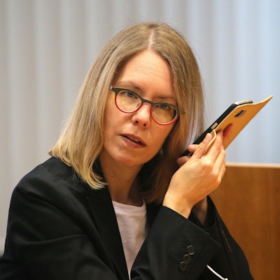ARCHIV - 18.03.2020, Nordrhein-Westfalen, Bonn: Anne Brorhilker, Oberstaatsanwältin, hört am Rande eines Prozesses um Cum-Ex-Deals im Landgericht in ihr Smartphone. (zu dpa «Cum-Ex-Ermittlungen: Hauptabteilung wird aufgeteilt - Vorwürfe») Foto: Oliver Berg/dpa +++ dpa-Bildfunk +++