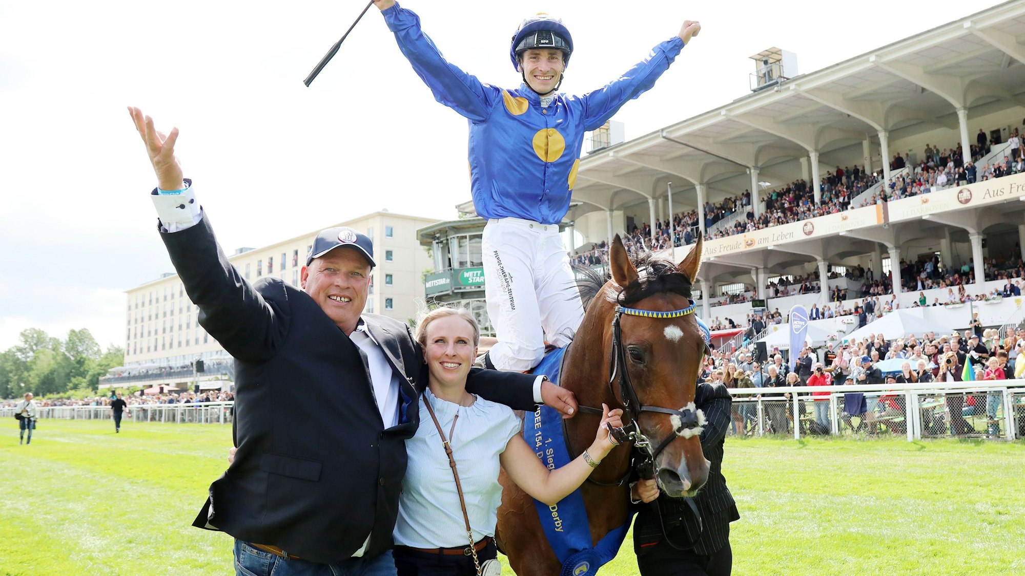 Jockey René Piechulek auf Fantastic Moon lässt sich nach dem Gewinn des Deutschen Derbys feiern.
