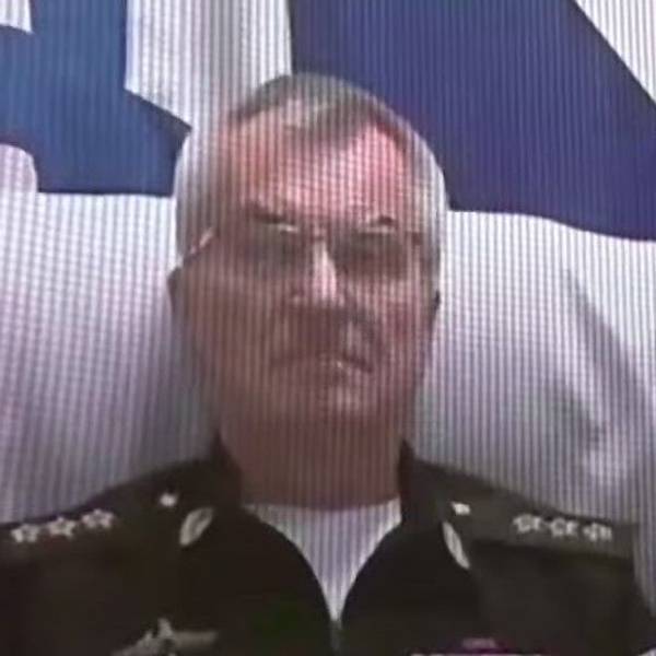 Vizeadmiral Wiktor Sokolow erscheint bei einer Videokonferenz auf der Videowand. Zuvor hatte die Ukraine den Tod des Militärs gemeldet.