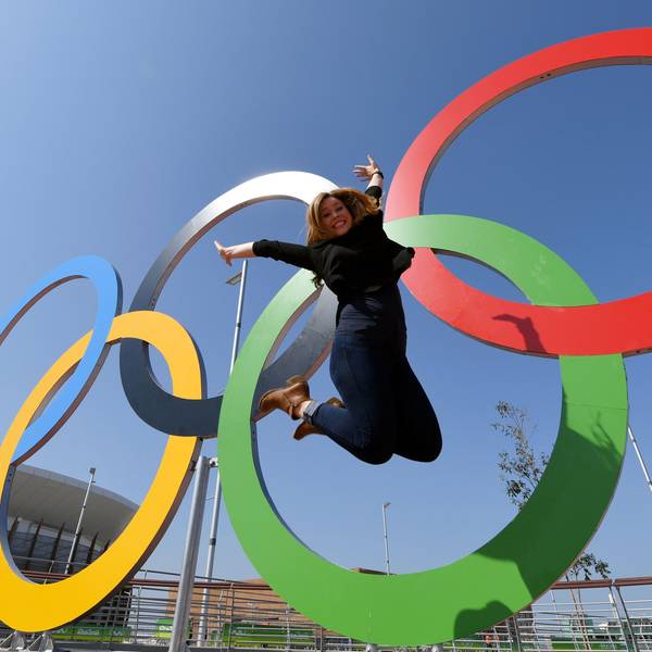 Eine Touristin lässt sich vor den Olympischen Ringen in Rio de Janeiro fotografieren.
