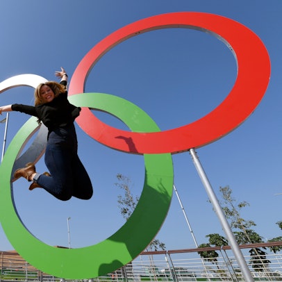 Eine Touristin lässt sich vor den Olympischen Ringen in Rio de Janeiro fotografieren.