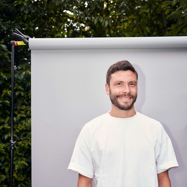 Jonas Hector posiert für sein neues Podcast-Format.