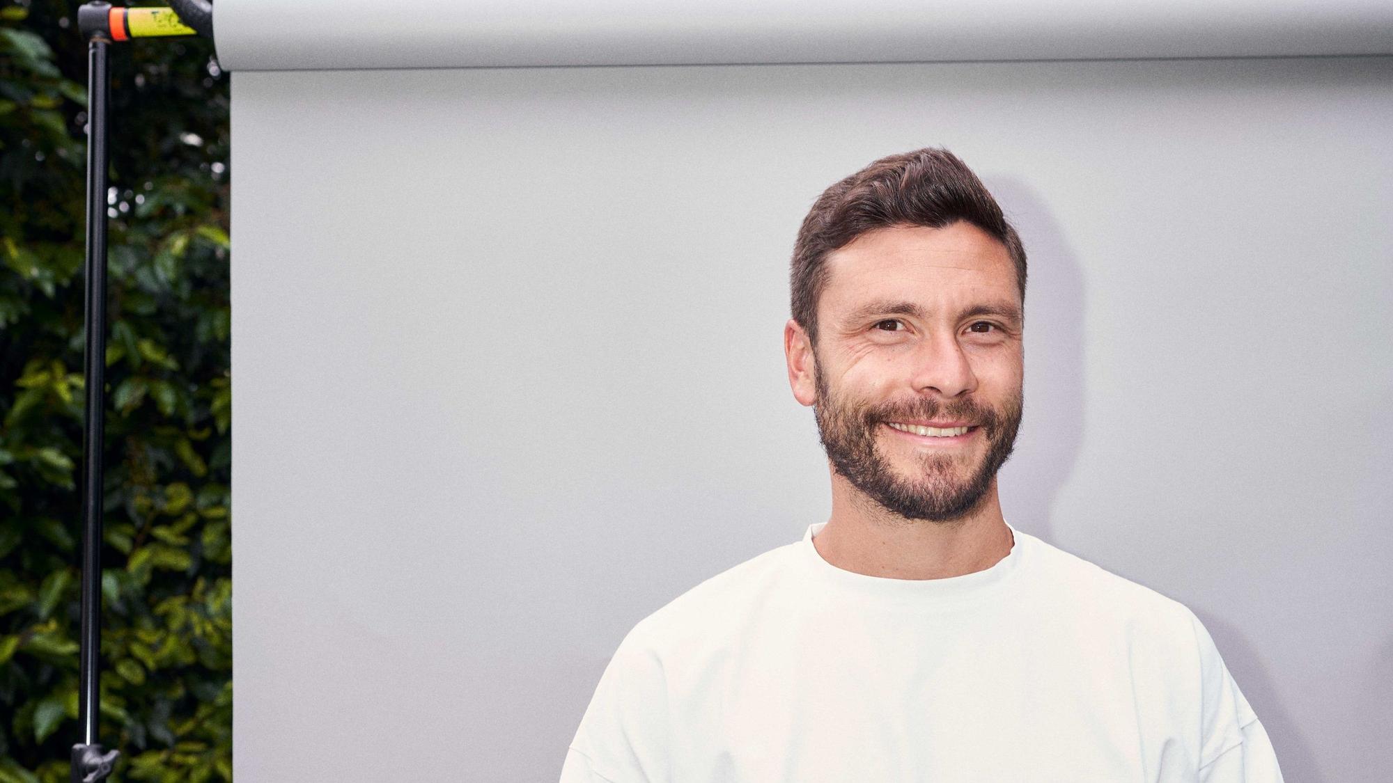 Jonas Hector posiert für sein neues Podcast-Format.