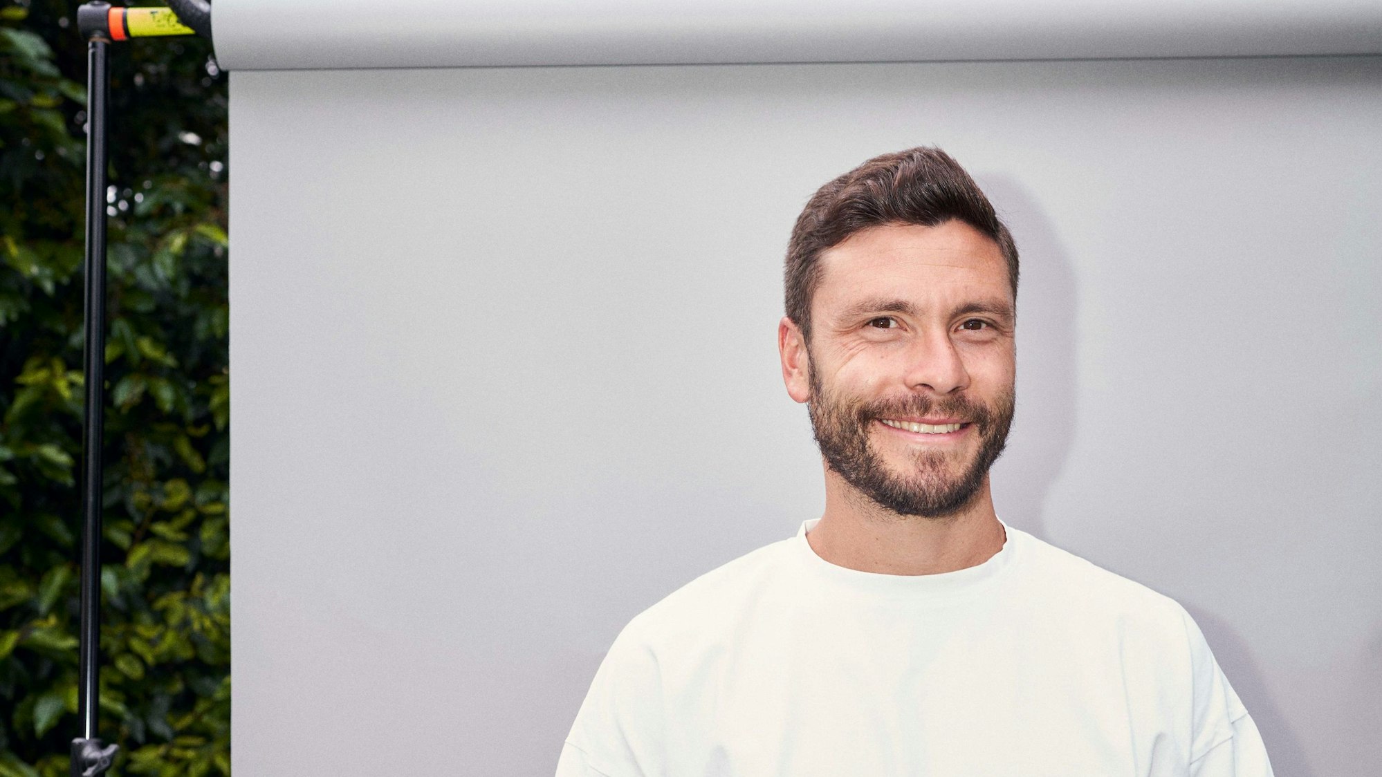 Jonas Hector posiert für sein neues Podcast-Format.