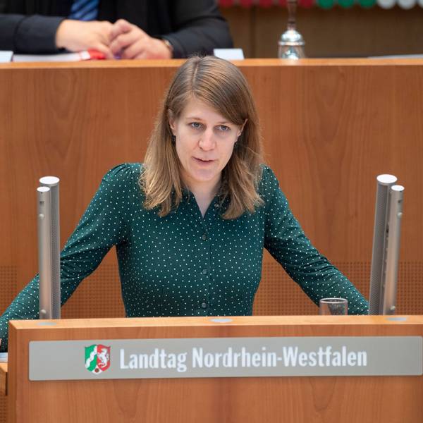 Verena Schäffer, Vorsitzende der Landtagsfraktion von Buendnis 90/die Grünen, steht am Rednerpult im Düsseldorfer Landtag.