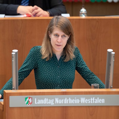 Verena Schäffer, Vorsitzende der Landtagsfraktion von Buendnis 90/die Grünen, steht am Rednerpult im Düsseldorfer Landtag.