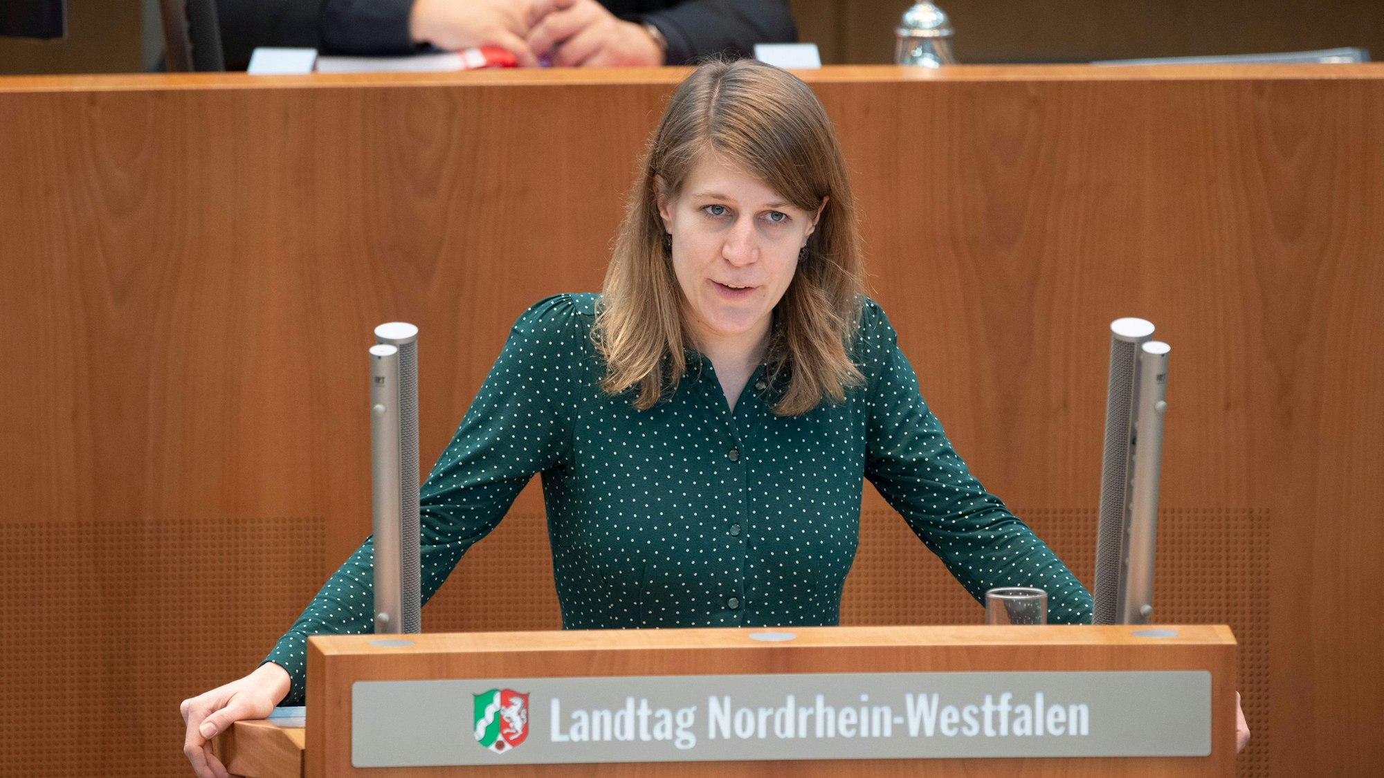 Verena Schäffer, Vorsitzende der Landtagsfraktion von Buendnis 90/die Grünen, steht am Rednerpult im Düsseldorfer Landtag.