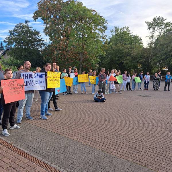 Vor der Sitzung des Stadtrates hatten sich Schülerinnen, Schüler und Eltern mit bunten Protest-Plakaten auf dem Schulhof der Alfred-Delp-Realschule in Mondorf aufgestellt.