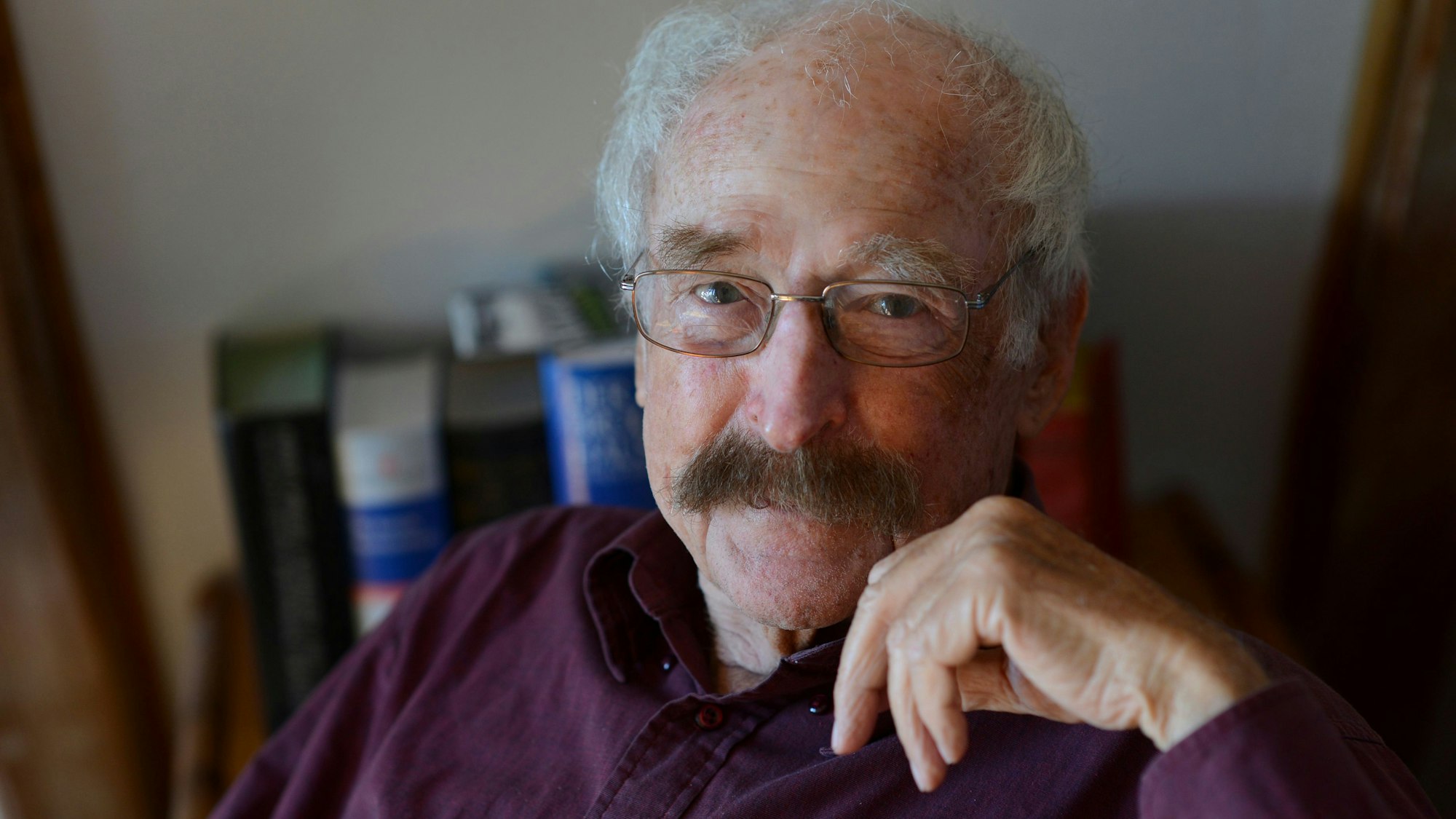 Das Bild zeigt ein Porträt von Walter Kaufmann.