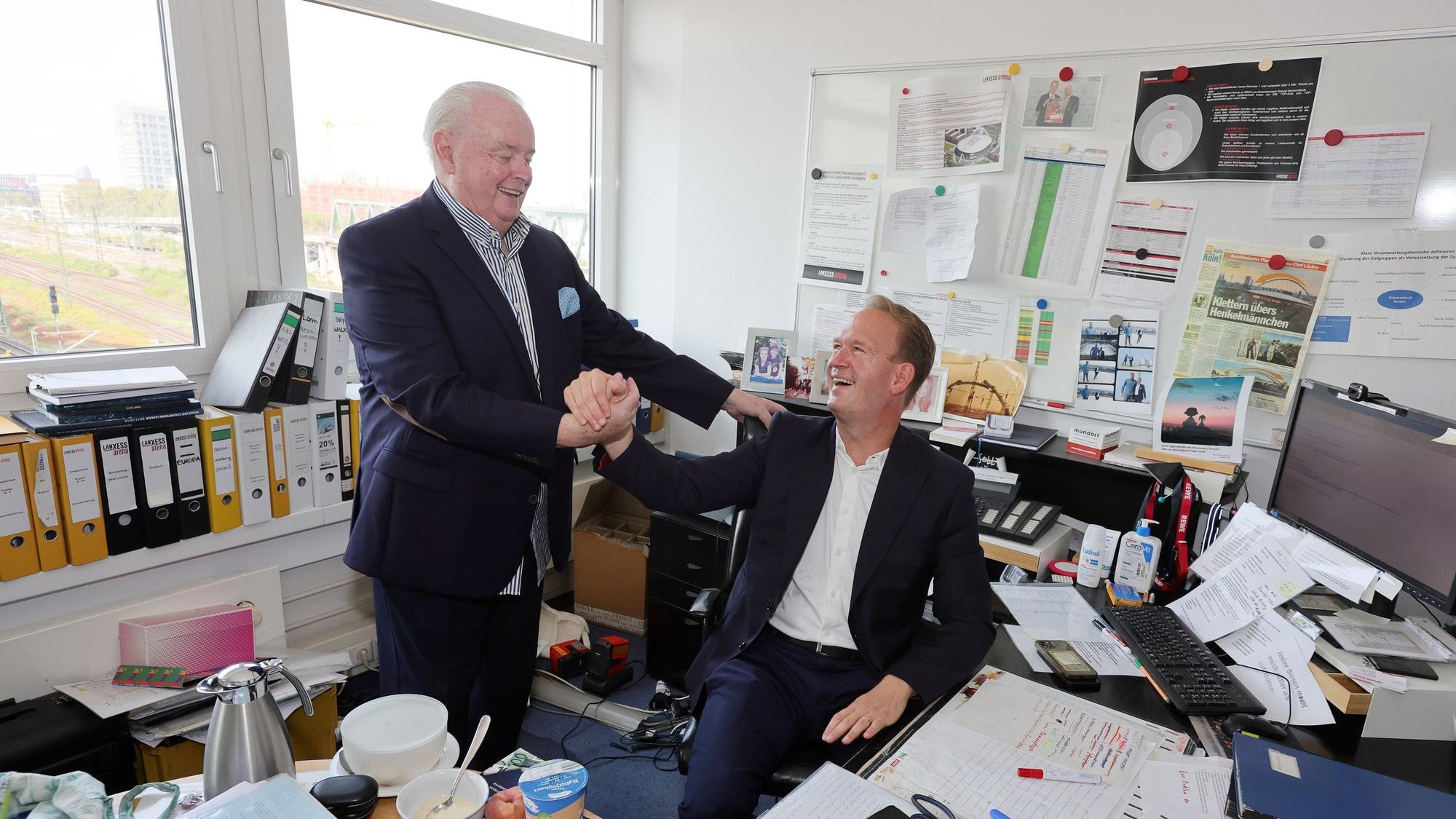 Ralf Bernd Assenmacher und Stefan Löcher geben sich im Büro die Hand.