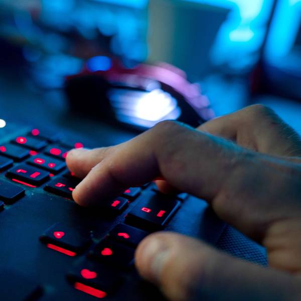 Eine Hand bedient eine Tastatur.
