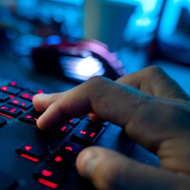 Eine Hand bedient eine Tastatur.