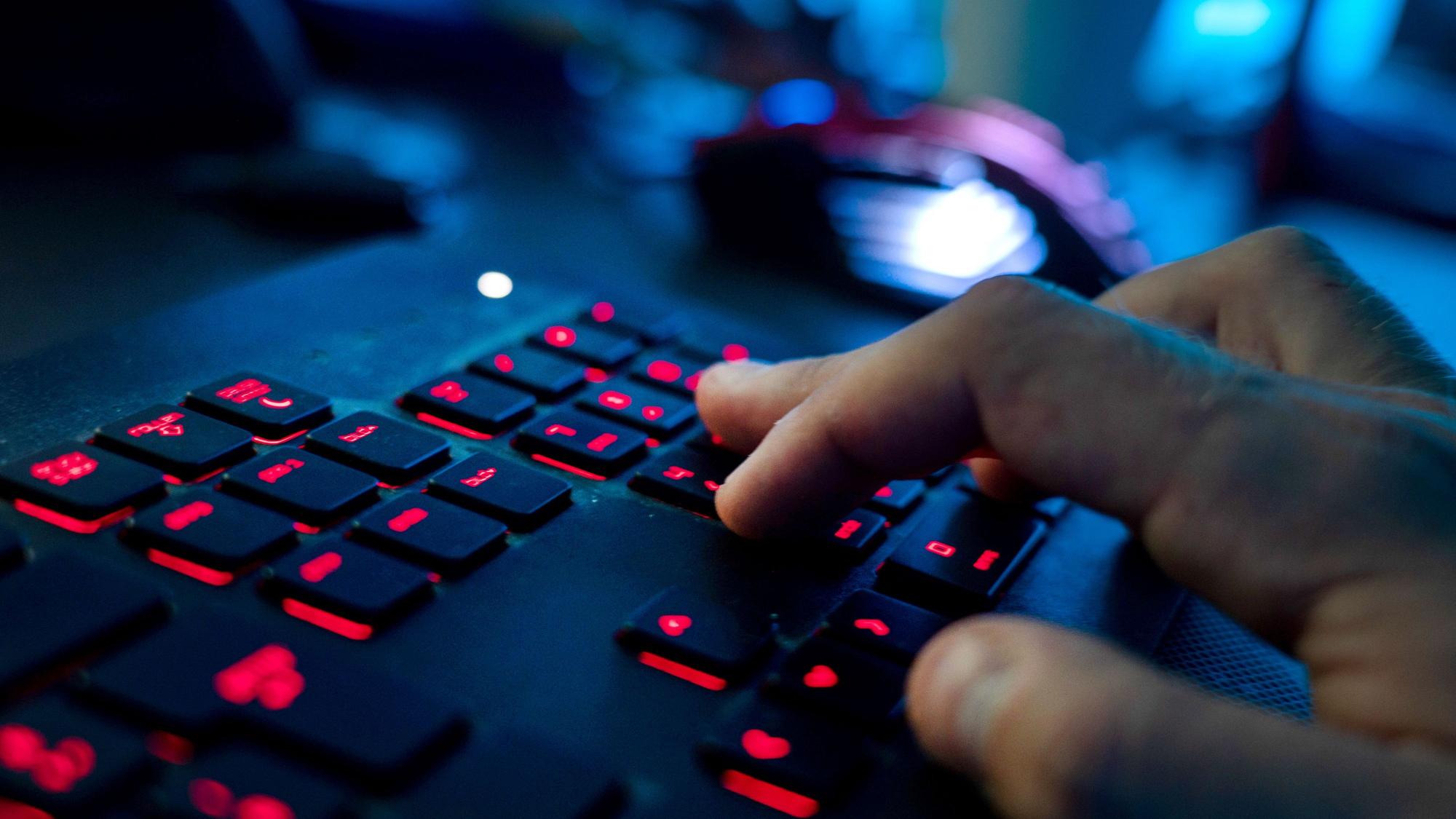 Eine Hand bedient eine Tastatur.