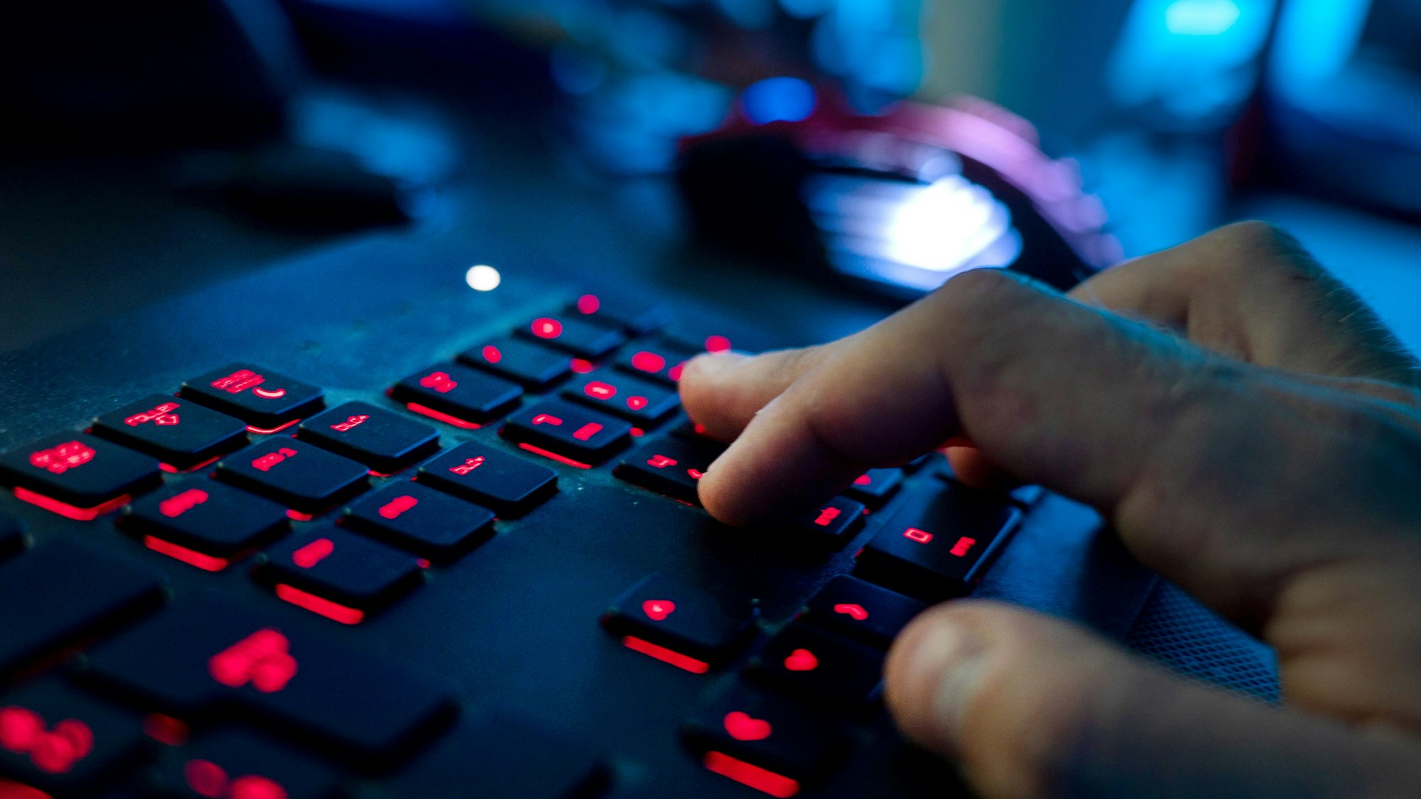 Eine Hand bedient eine Tastatur.