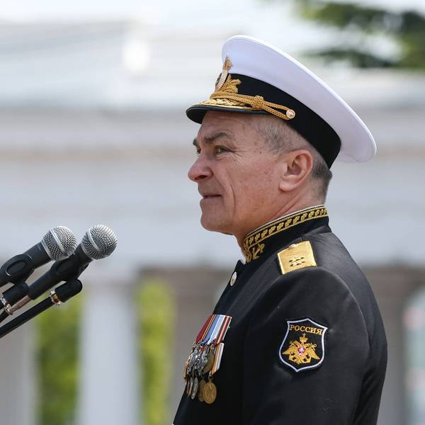 Wiktor Sokolow bei einer Parade in Sewastopol im Mai. Die Ukraine hat den Tod des Admirals gemeldet. Russland hat mit Videos darauf reagiert.