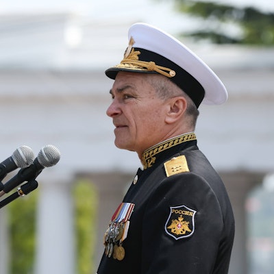 Wiktor Sokolow bei einer Parade in Sewastopol im Mai. Die Ukraine hat den Tod des Admirals gemeldet. Russland hat mit Videos darauf reagiert.