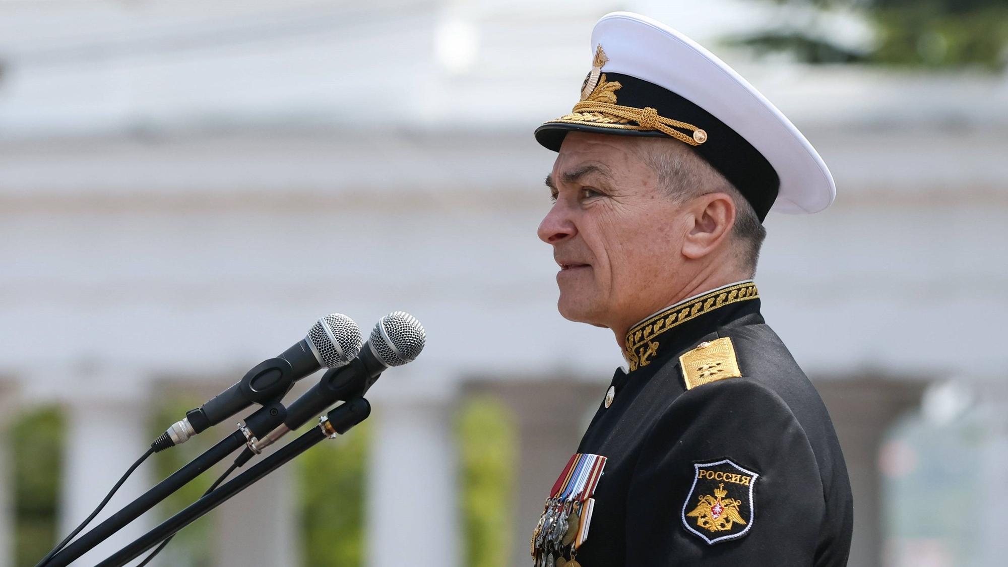 Kommandeur der Schwarzmeerflotte: Wiktor Sokolow bei einer Parade in Sewastopol im Mai. Laut Kiew soll der Vizeadmiral tot sein.