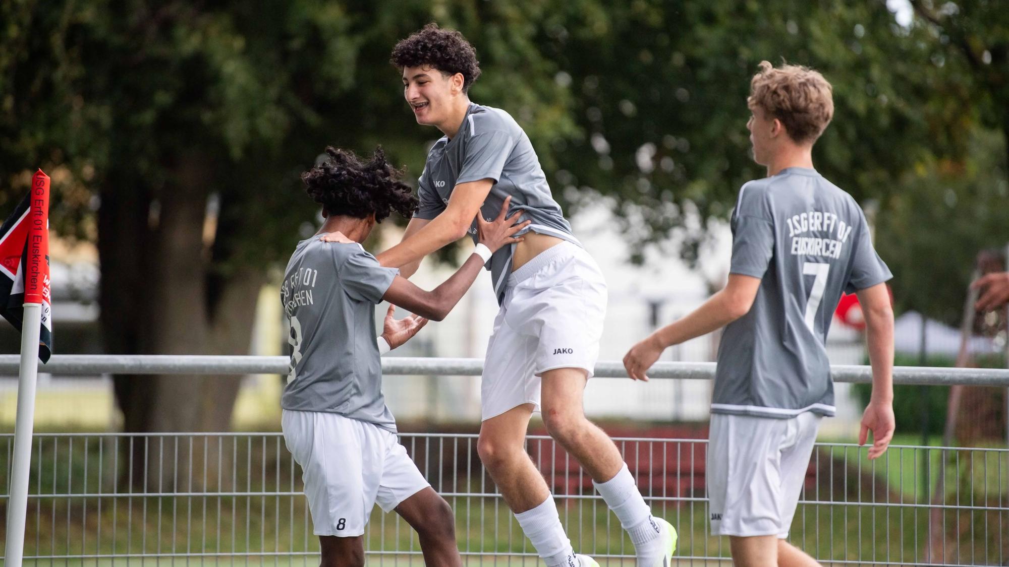 Ein Spieler der JSG-Erft-B-Jugend springt einem Torschützen in die Arme.