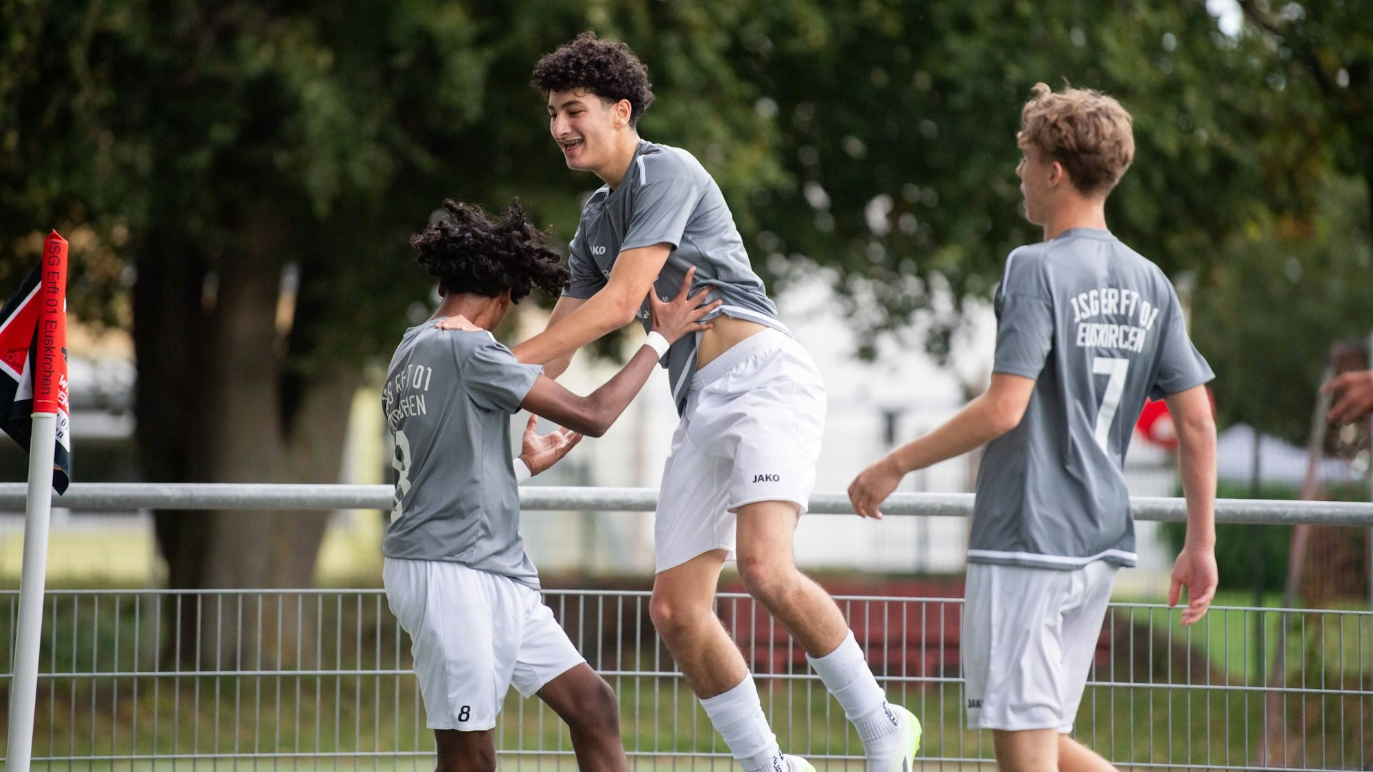 Ein Spieler der JSG-Erft-B-Jugend springt einem Torschützen in die Arme.