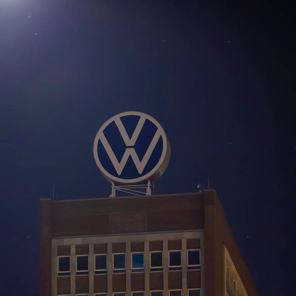 Nahezu vollständig dunkel erscheint das Markenhochhaus im Volkswagen Stammwerk am Abend.