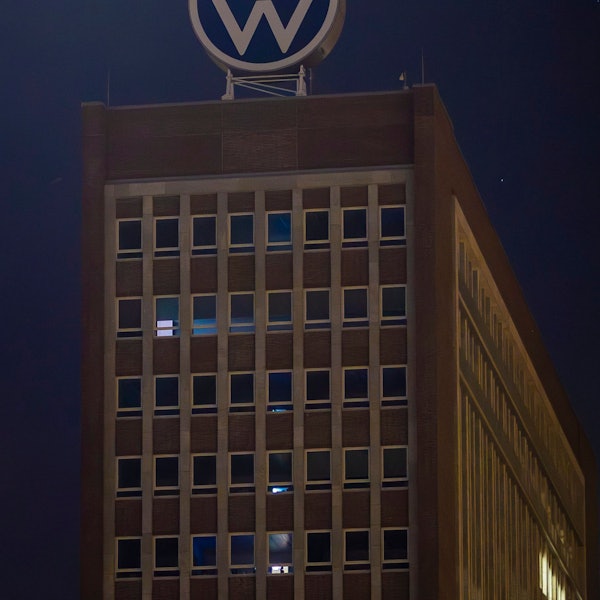 Nahezu vollständig dunkel erscheint das Markenhochhaus im Volkswagen Stammwerk am Abend.