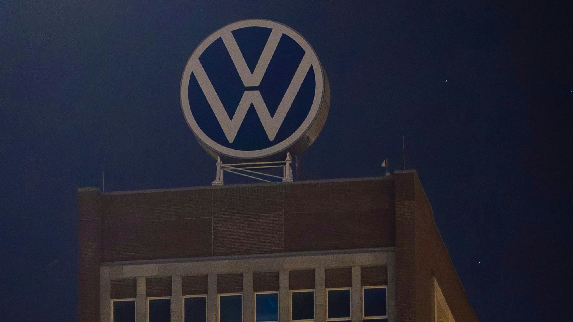 Nahezu vollständig dunkel erscheint das Markenhochhaus im Volkswagen Stammwerk am Abend.