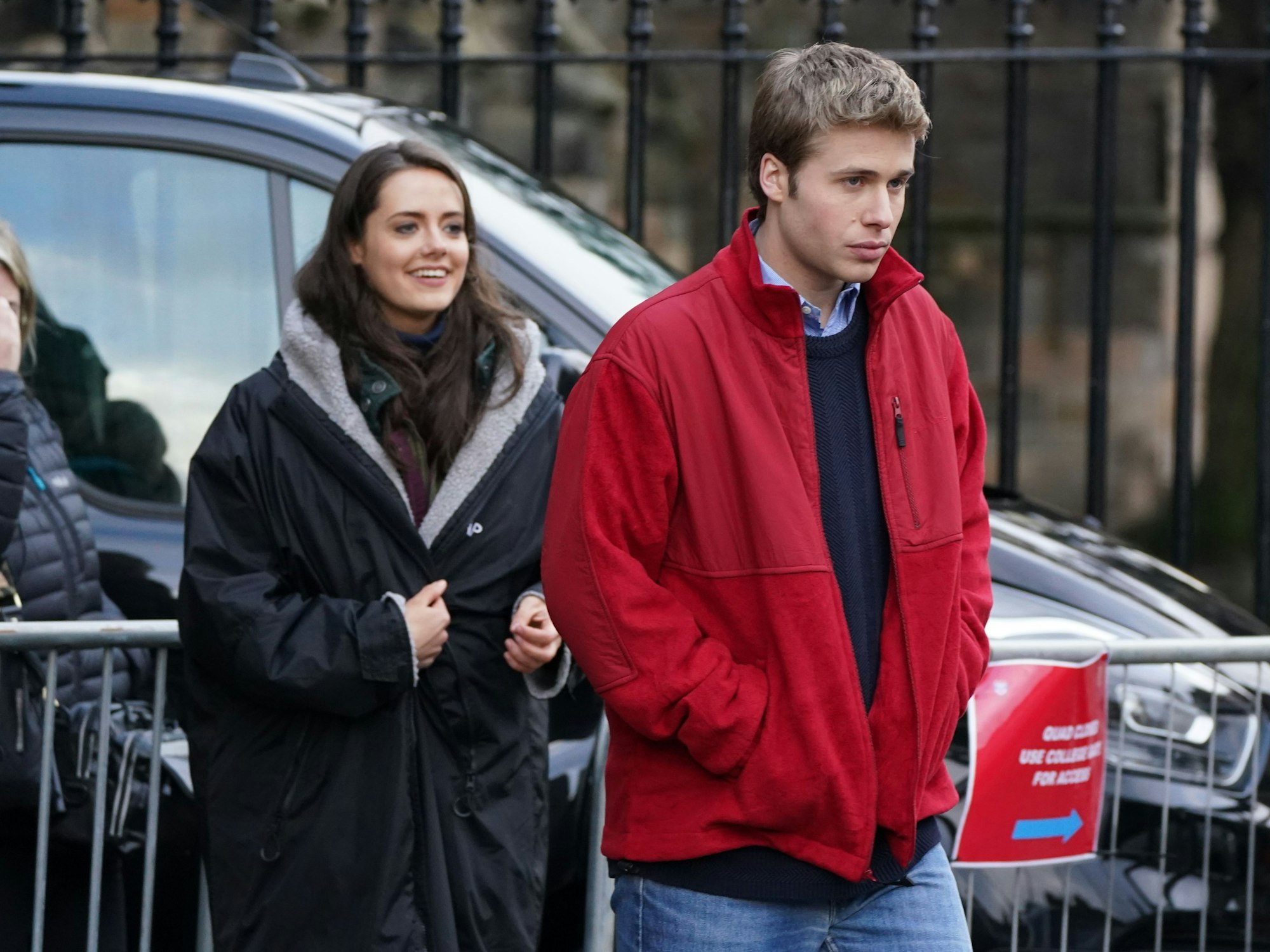 Die Schauspieler Ed McVey (Prinz William) und Meg Bellamy (Kate Middleton) drehen Szenen für die nächste Staffel von „The Crown“ in St. Andrews, Schottland.