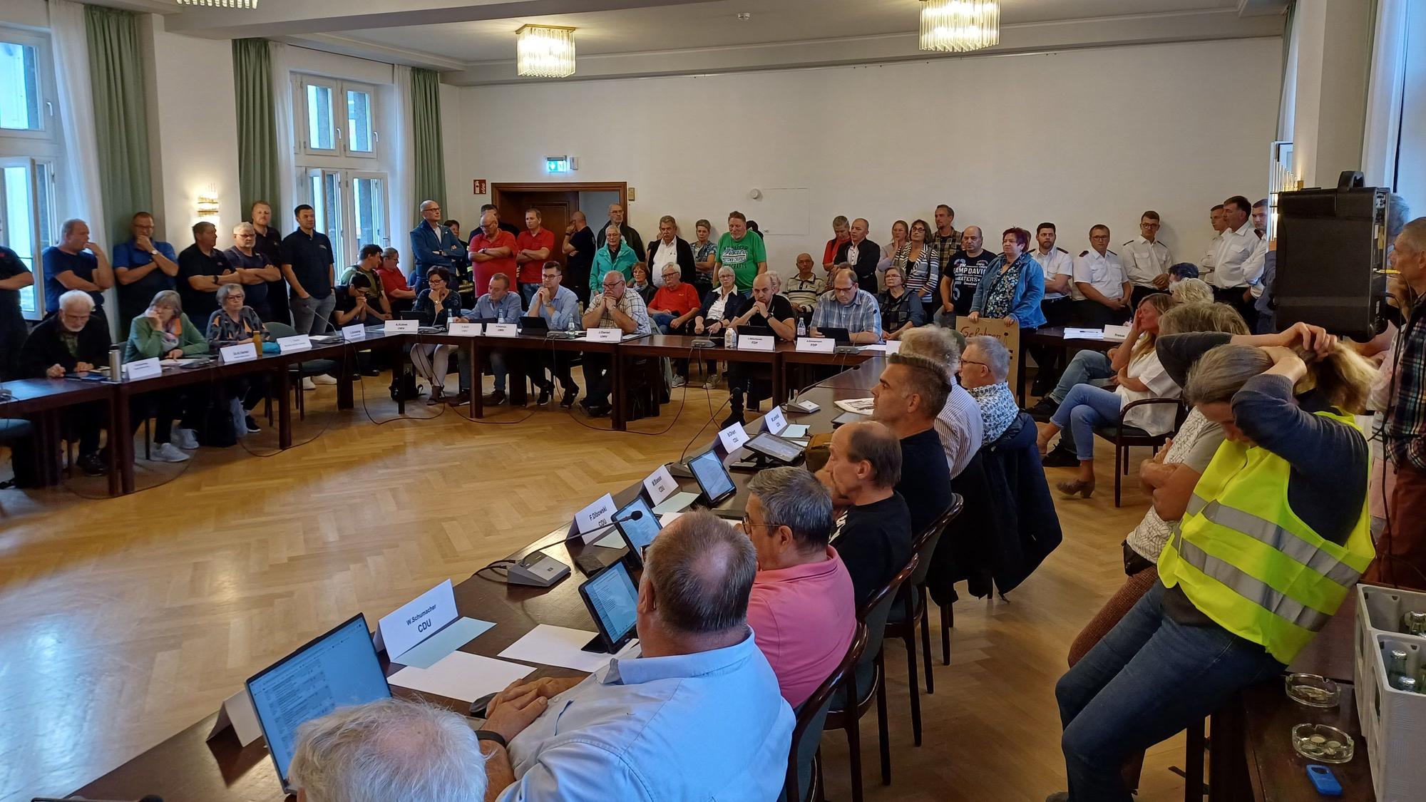 Voll war es im Besucherbereich des Ratssaals. Das lag nicht nur an Feuerwehrmitgliedern, sondern vor allen Dingen an Bürgern aus Witscheiderhof, die gegen einen Bau eines Mobilfunkmastes protestierten.
